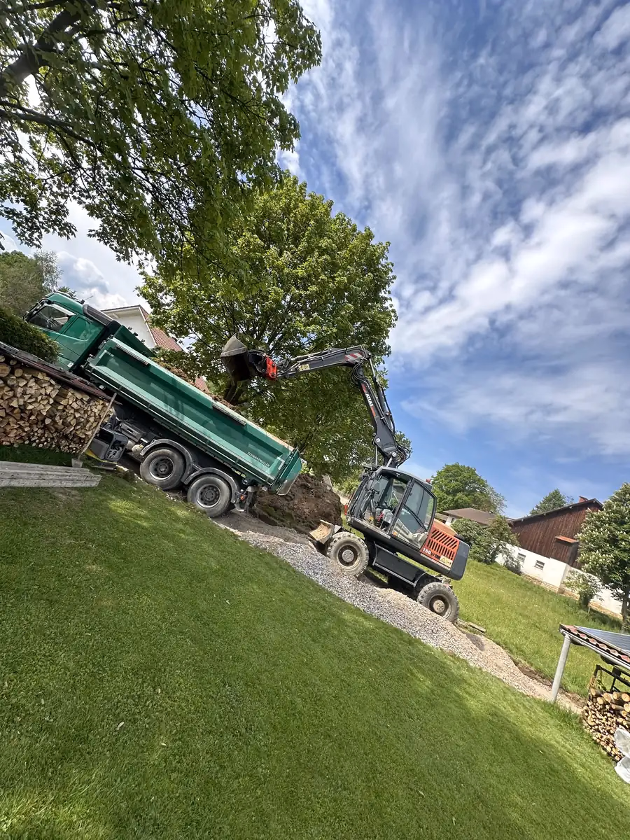 LKW von Marcel Klein bei der Abfuhr von Aushubmaterial