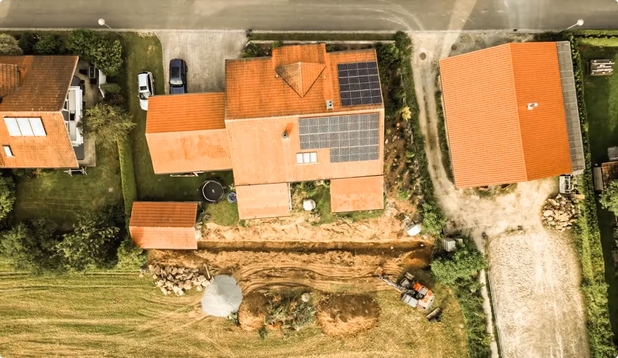 Luftaufnahme eines Hauses mit Garten