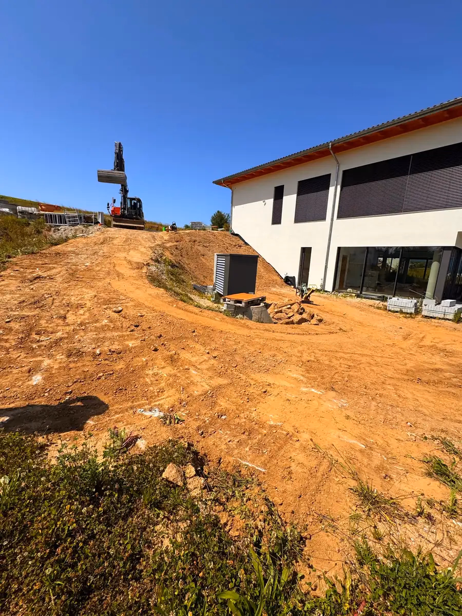 Bagger beim Modellieren der Geländeform auf einer Baustelle