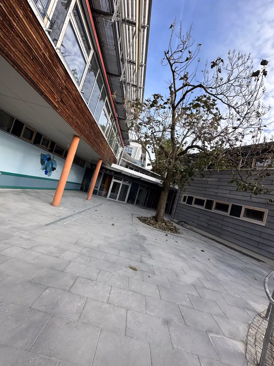 Neu gepflasterter Pausenhof einer Schule