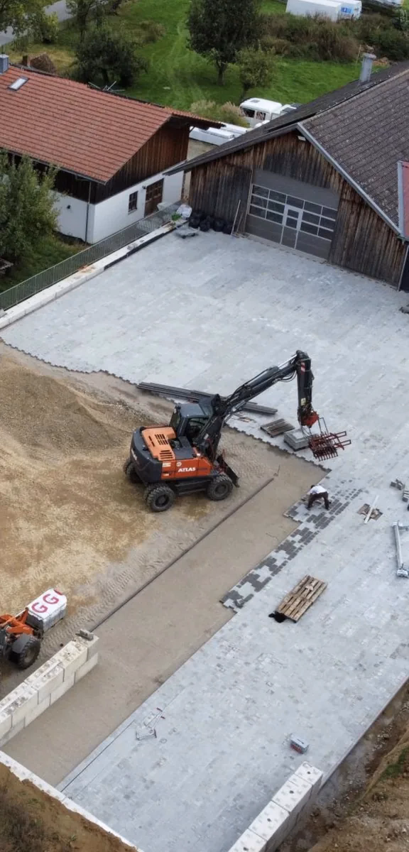 Pflasterarbeiten mit einer Pflasterverlegemaschine