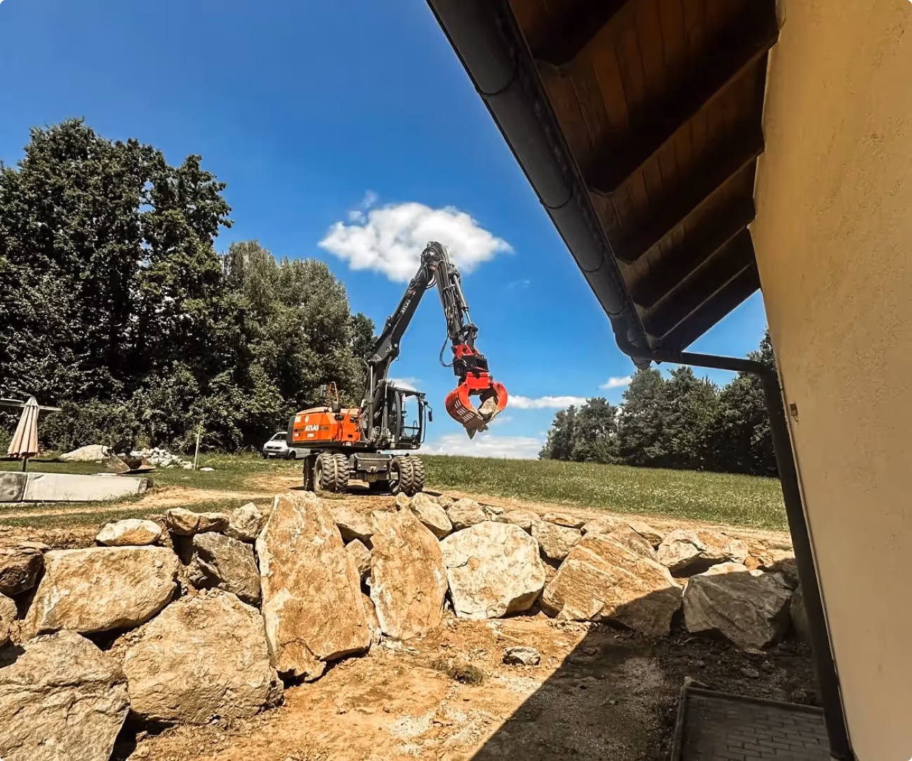 Foto vom Bau einer Natursteinmauer