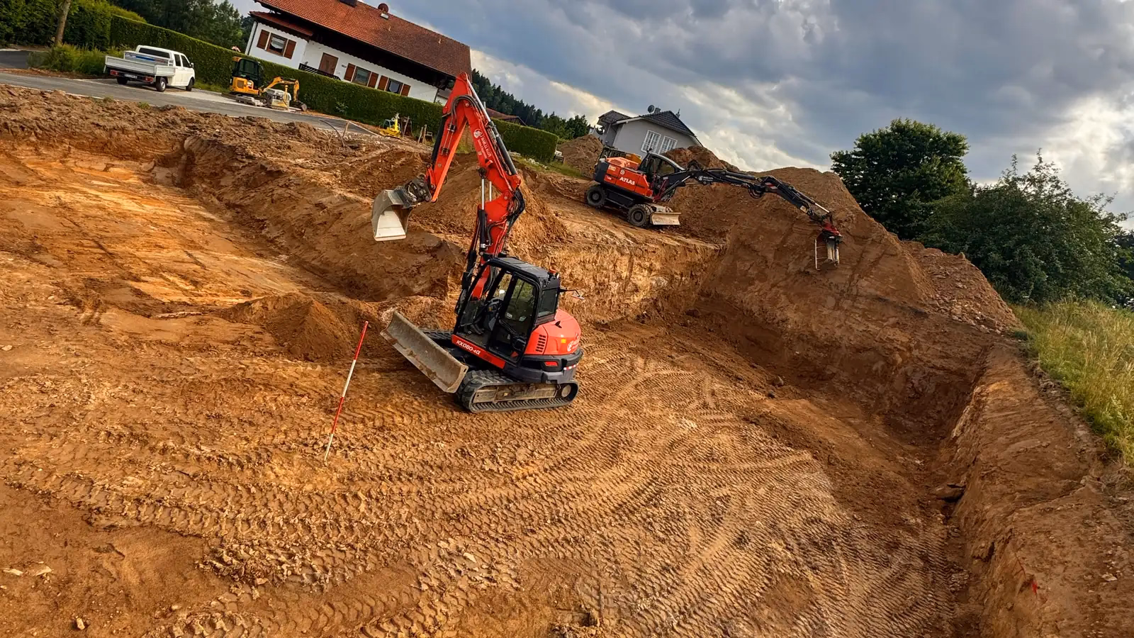 Ein Bagger lädt Erde auf einen LKW